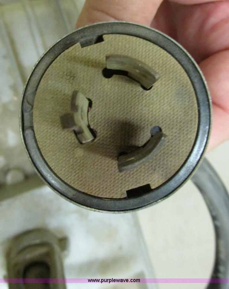 image for item AZ9612 Assorted light fixtures and bulbs