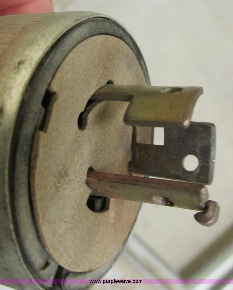 image for item AZ9612 Assorted light fixtures and bulbs