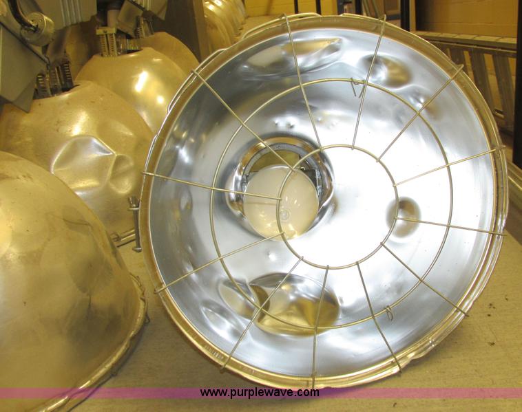 image for item AZ9612 Assorted light fixtures and bulbs