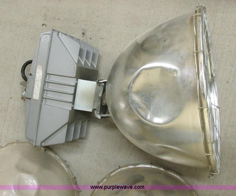 image for item AZ9612 Assorted light fixtures and bulbs