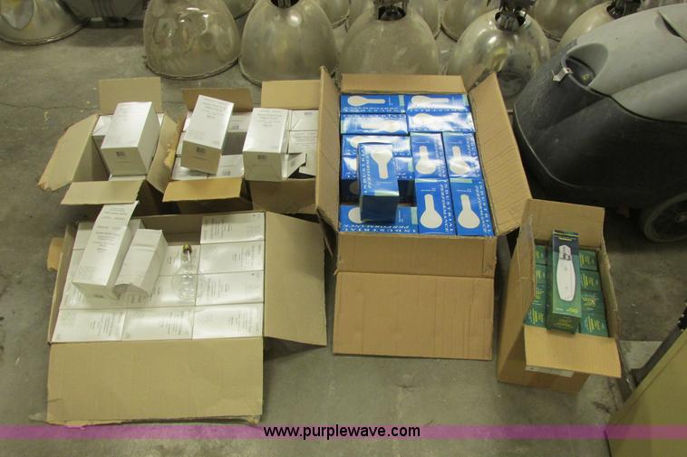 image for item AZ9612 Assorted light fixtures and bulbs