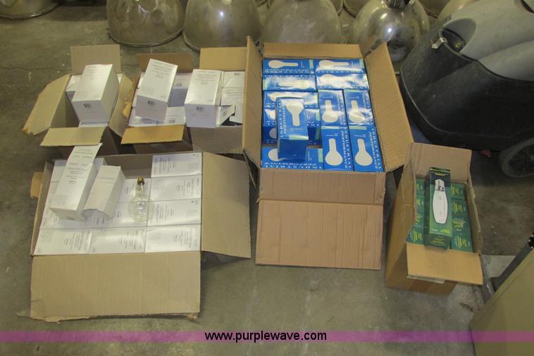 image for item AZ9612 Assorted light fixtures and bulbs