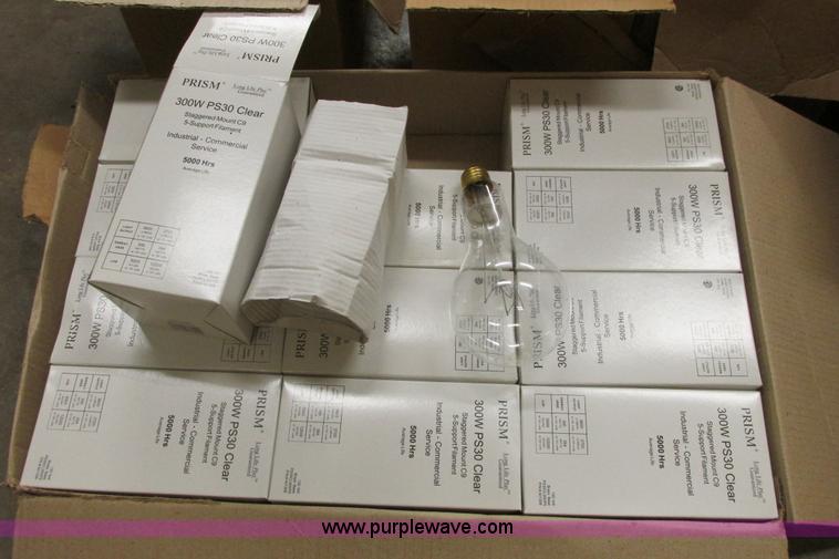 image for item AZ9612 Assorted light fixtures and bulbs