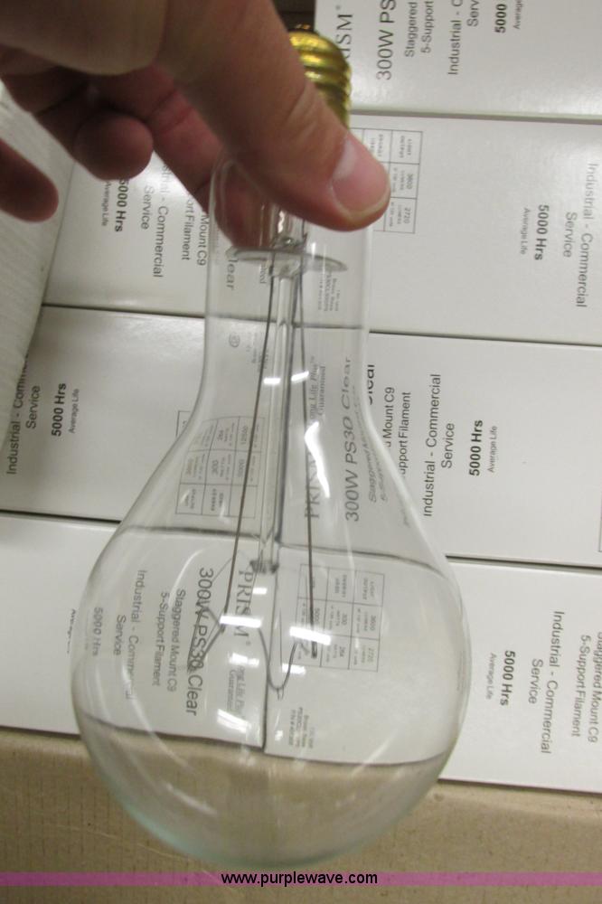 image for item AZ9612 Assorted light fixtures and bulbs