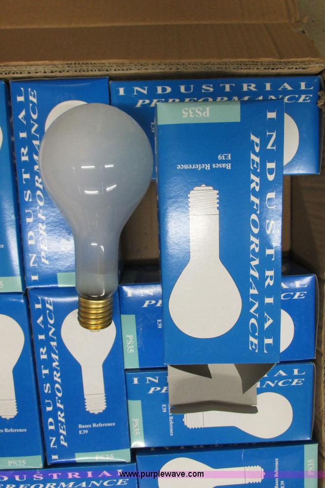 image for item AZ9612 Assorted light fixtures and bulbs