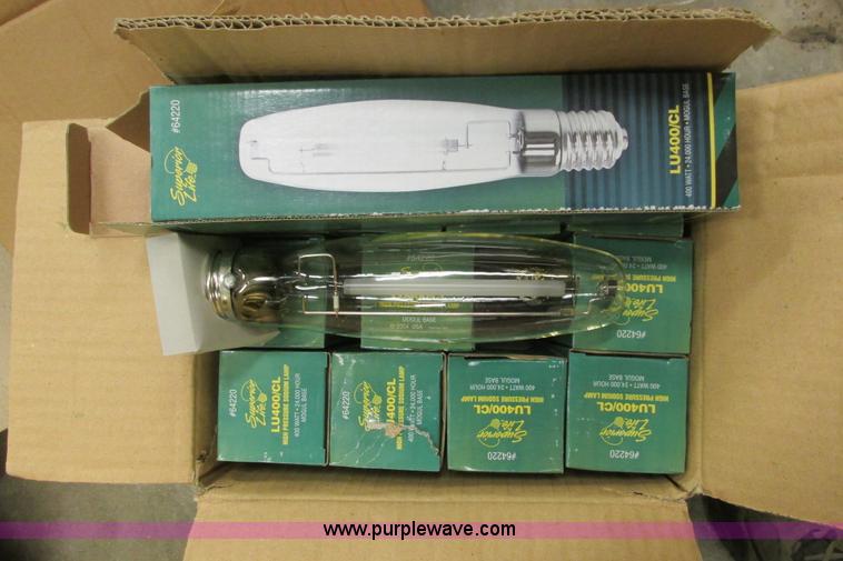 image for item AZ9612 Assorted light fixtures and bulbs