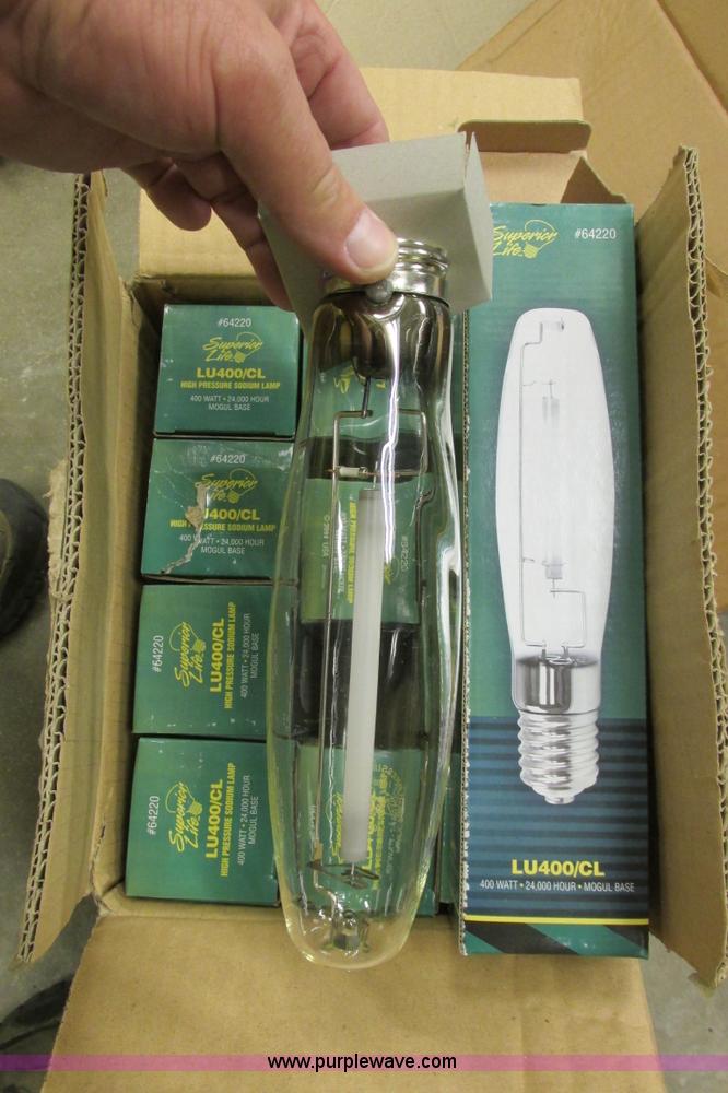 image for item AZ9612 Assorted light fixtures and bulbs