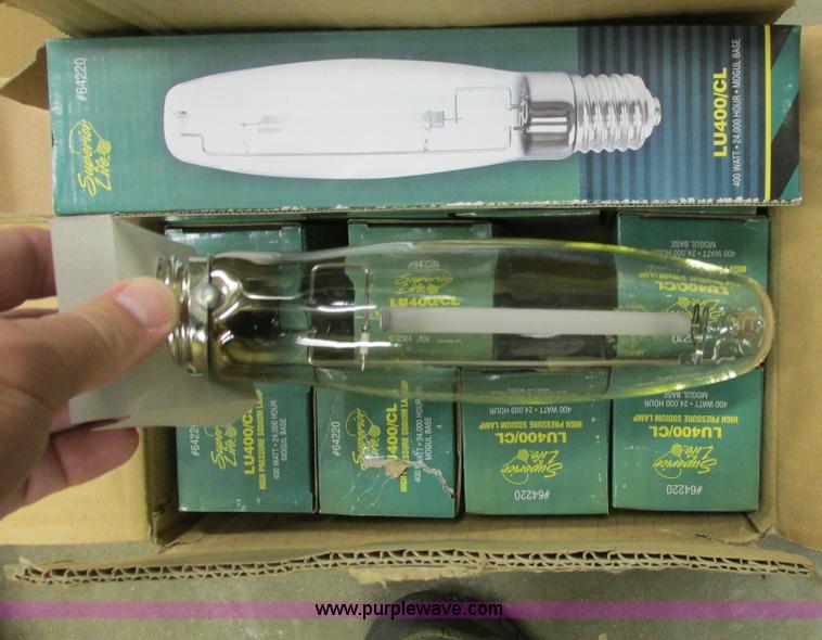 image for item AZ9612 Assorted light fixtures and bulbs