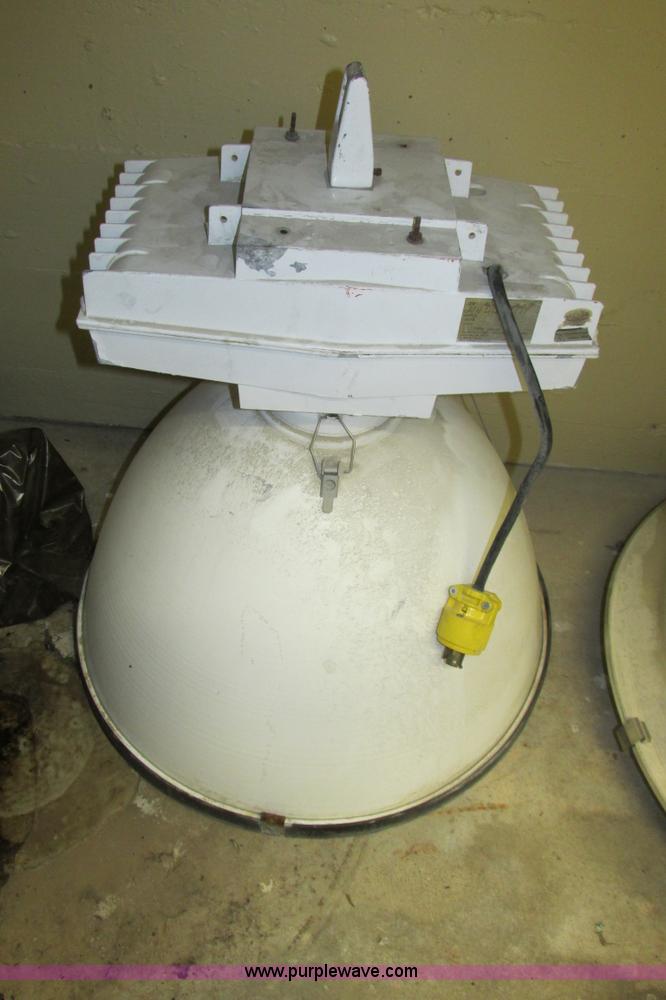 image for item AZ9612 Assorted light fixtures and bulbs