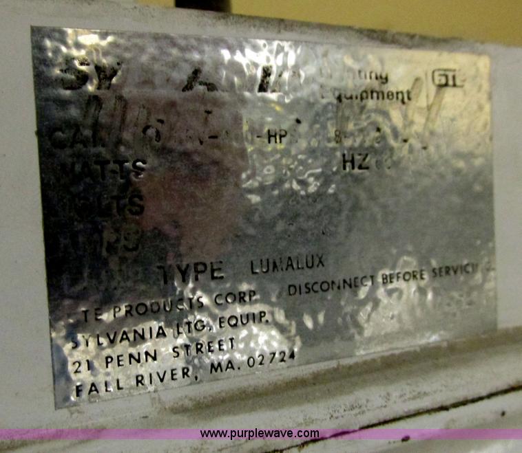 image for item AZ9612 Assorted light fixtures and bulbs