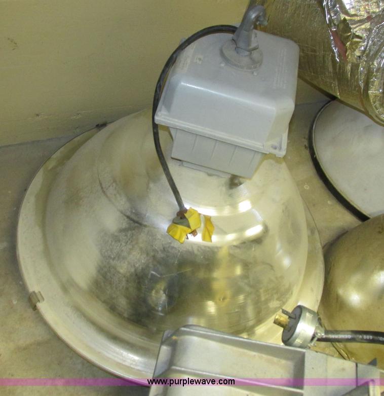 image for item AZ9612 Assorted light fixtures and bulbs