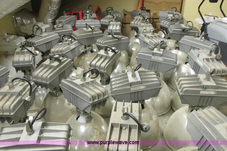 image for item AZ9612 Assorted light fixtures and bulbs