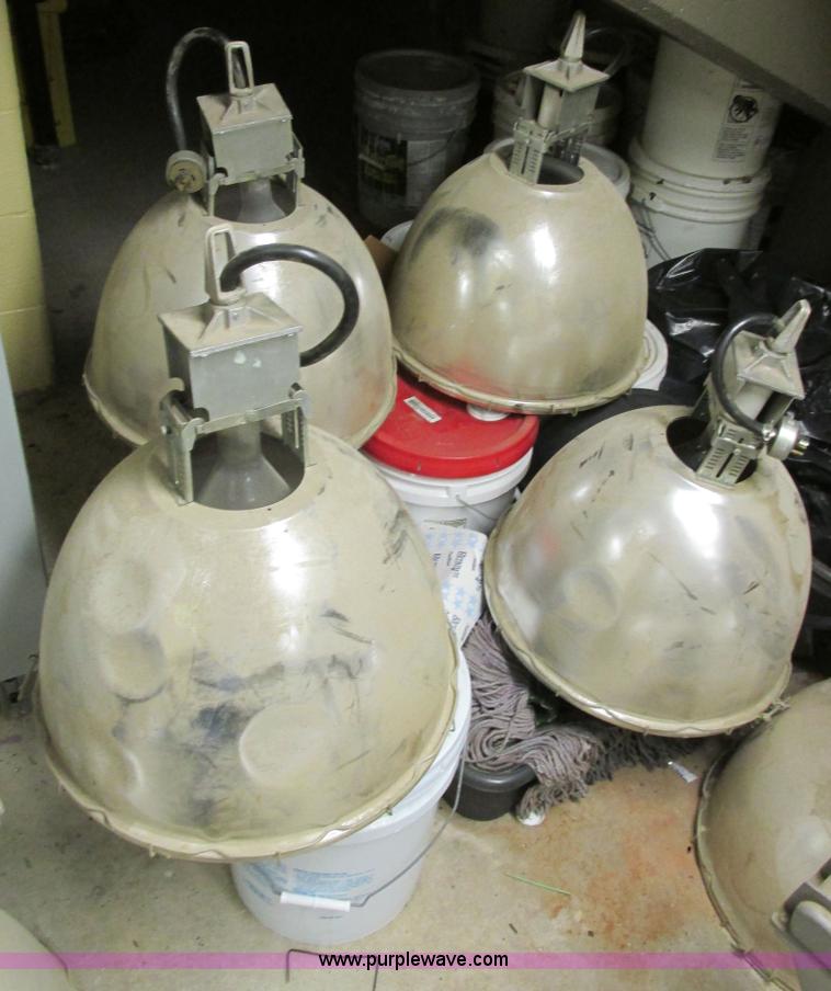 image for item AZ9612 Assorted light fixtures and bulbs