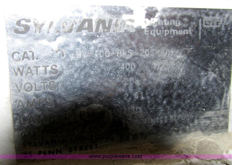 image for item AZ9612 Assorted light fixtures and bulbs