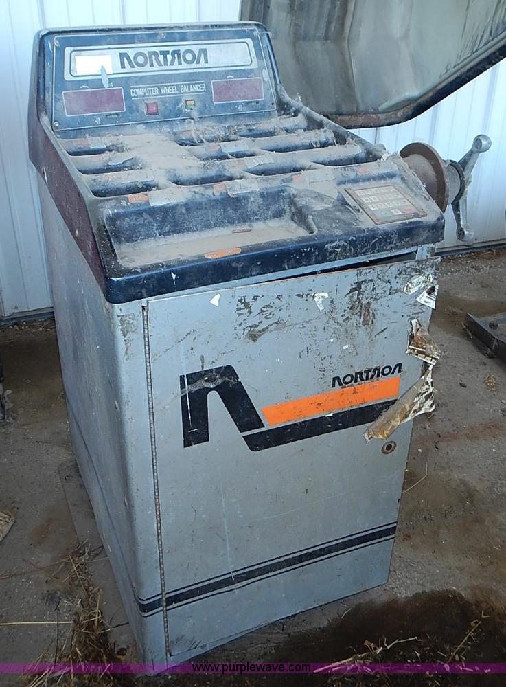 Nortron 7403116 wheel balancer in Kansas City, KS Item BA9210 sold