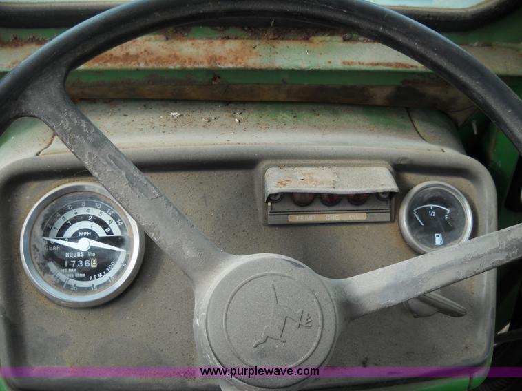 image for item D1052 1982 John Deere 1050 tractor