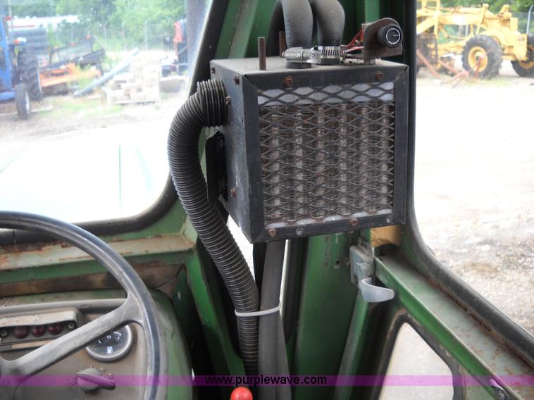 image for item D1052 1982 John Deere 1050 tractor