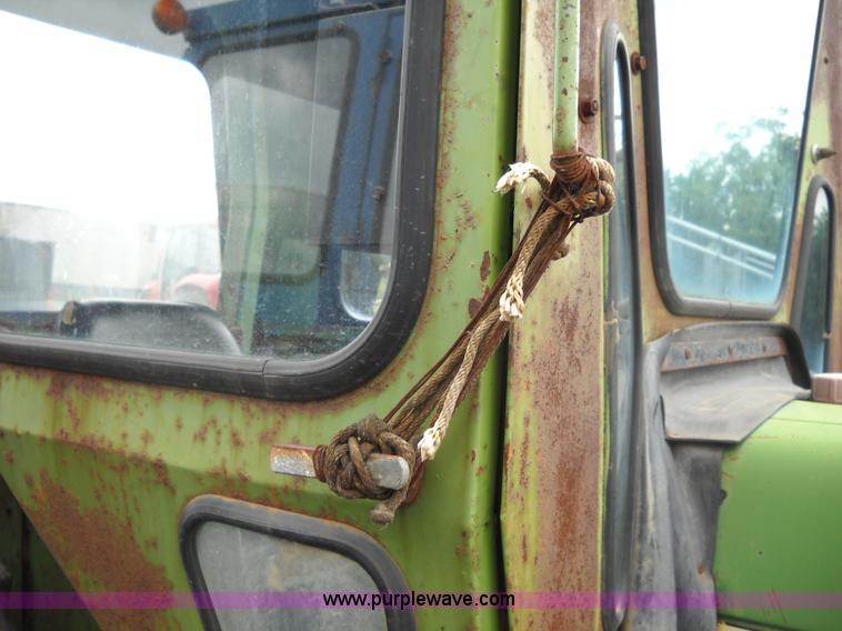 image for item D1052 1982 John Deere 1050 tractor