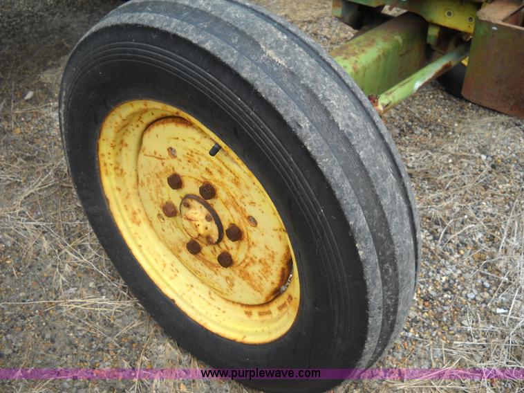 image for item D1052 1982 John Deere 1050 tractor