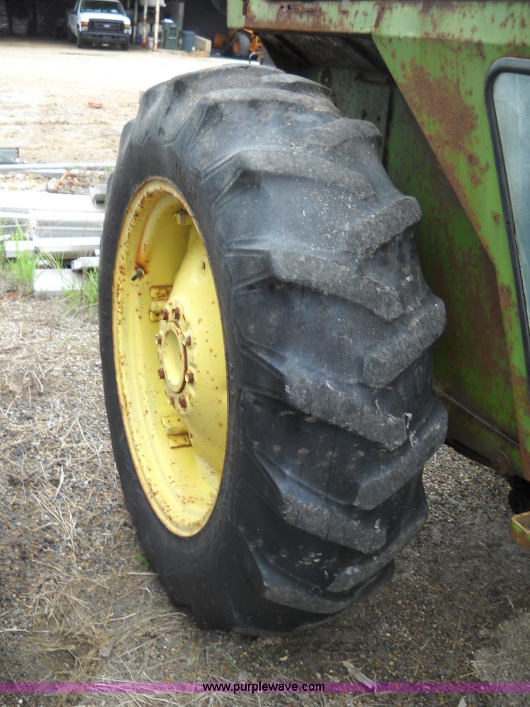 image for item D1052 1982 John Deere 1050 tractor