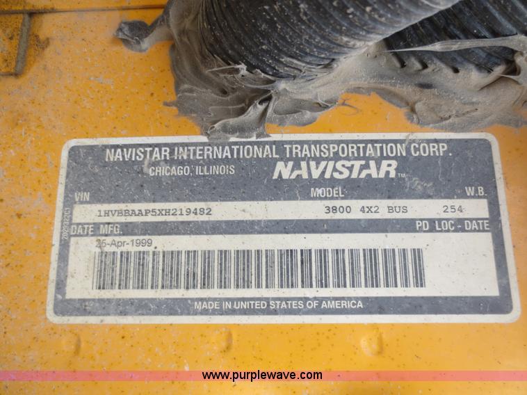 image for item D2095 1999 International 3800 school bus