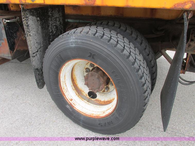 image for item F4896 1996 International 4900 dump truck