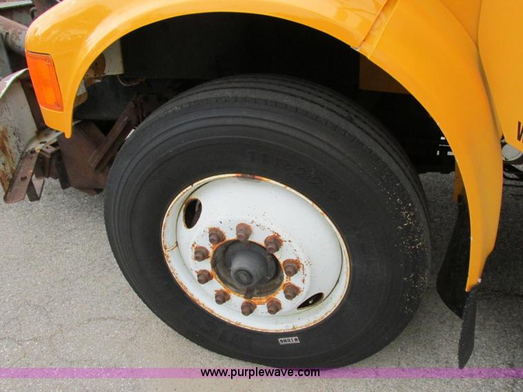 image for item F4896 1996 International 4900 dump truck