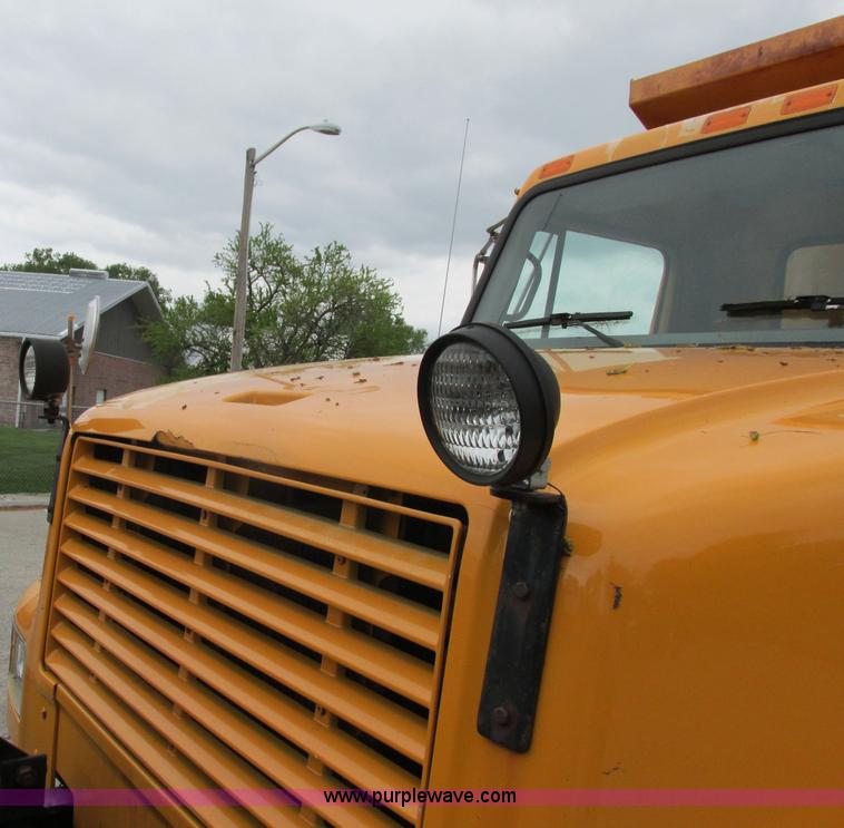 image for item F4896 1996 International 4900 dump truck