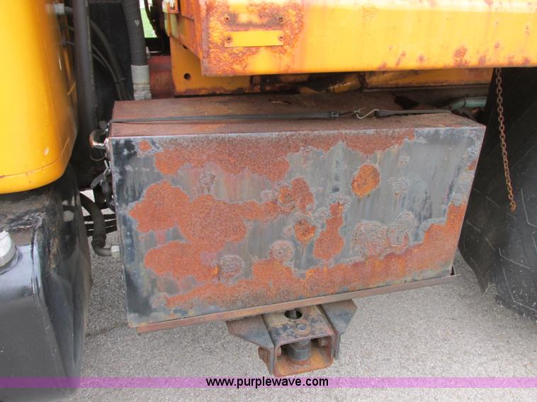 image for item F4896 1996 International 4900 dump truck