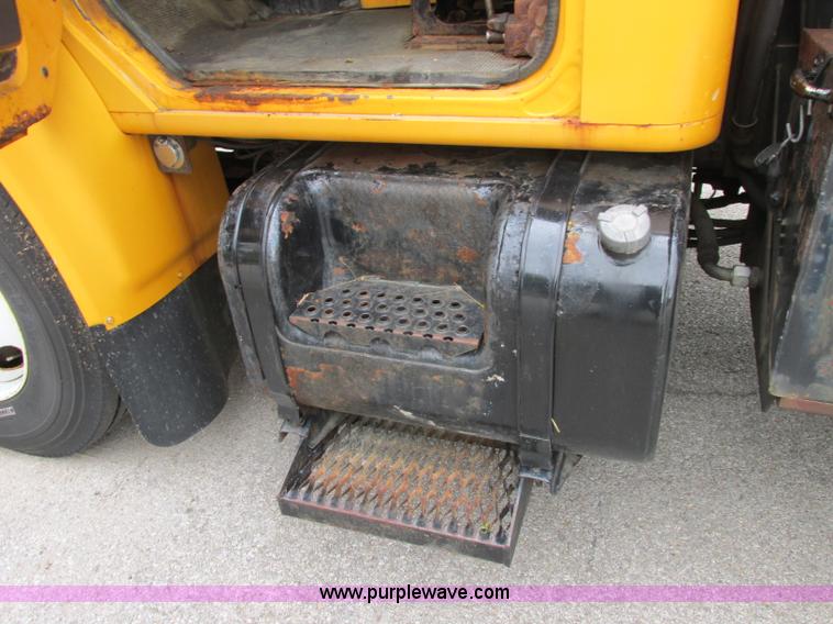 image for item F4896 1996 International 4900 dump truck