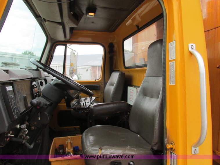 image for item F4896 1996 International 4900 dump truck