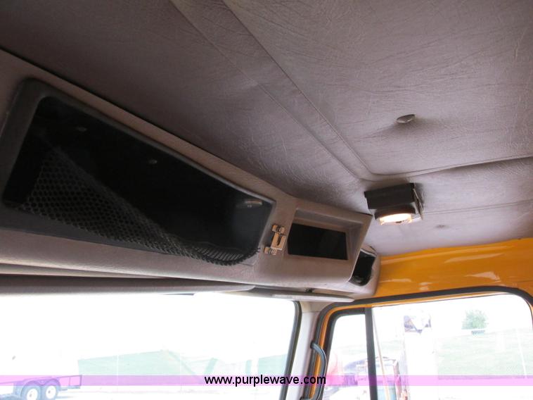 image for item F4896 1996 International 4900 dump truck