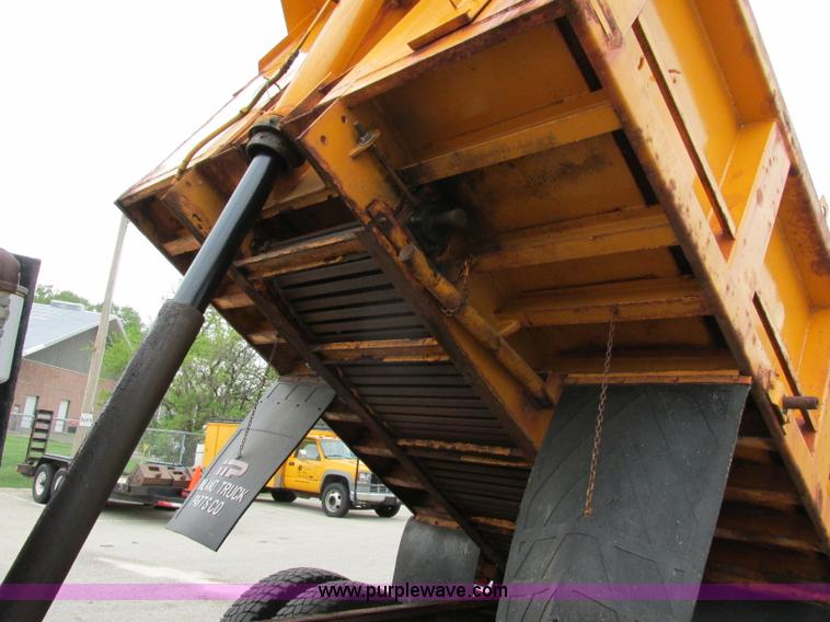 image for item F4896 1996 International 4900 dump truck