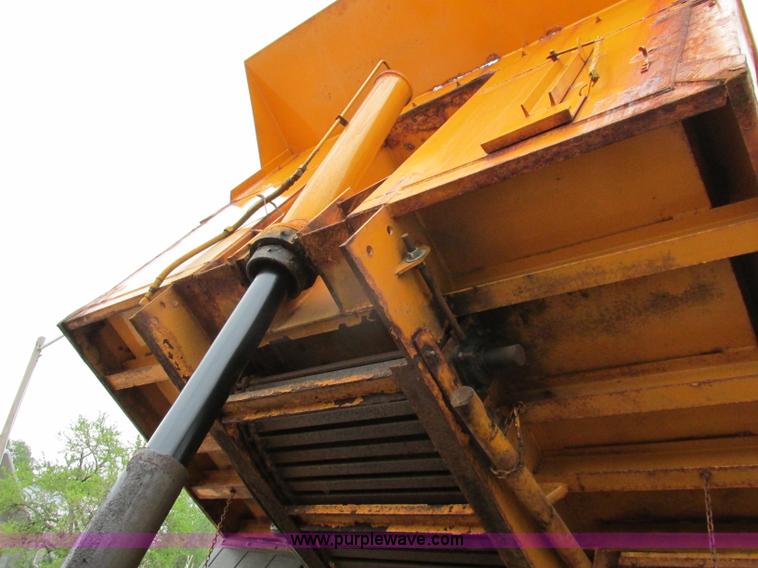 image for item F4896 1996 International 4900 dump truck