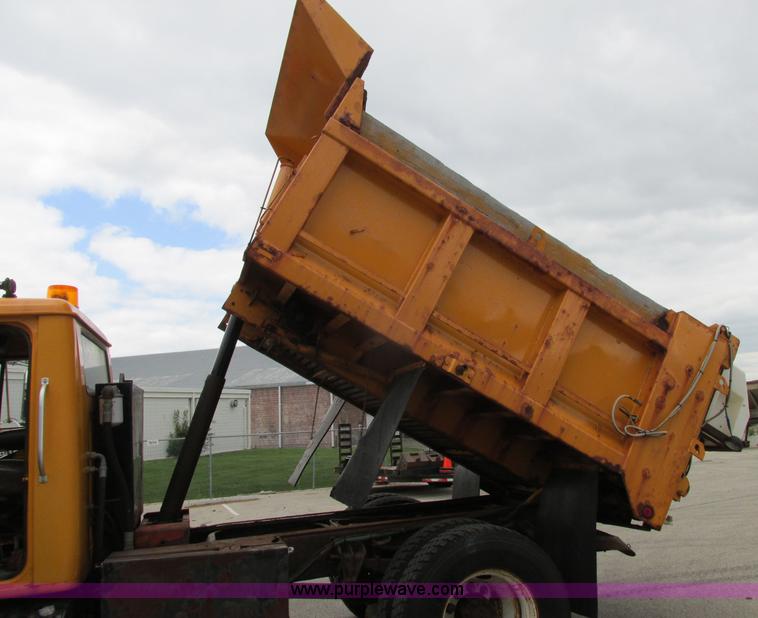 image for item F4896 1996 International 4900 dump truck