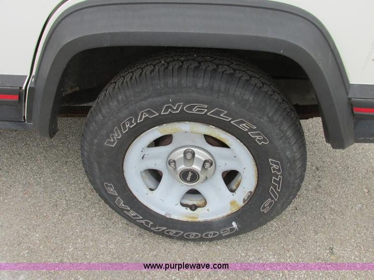 image for item F4901 1996 Jeep Cherokee Sport SUV