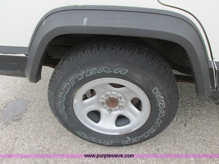 image for item F4901 1996 Jeep Cherokee Sport SUV