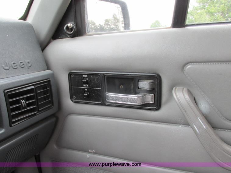 image for item F4901 1996 Jeep Cherokee Sport SUV