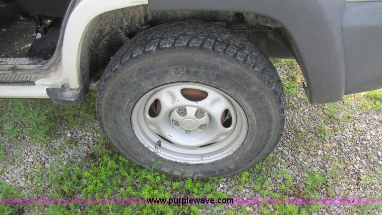 image for item G9261 2002 Jeep Liberty Sport SUV