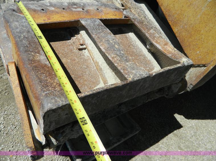 image for item H2451 1989 Hyster lowboy trailer