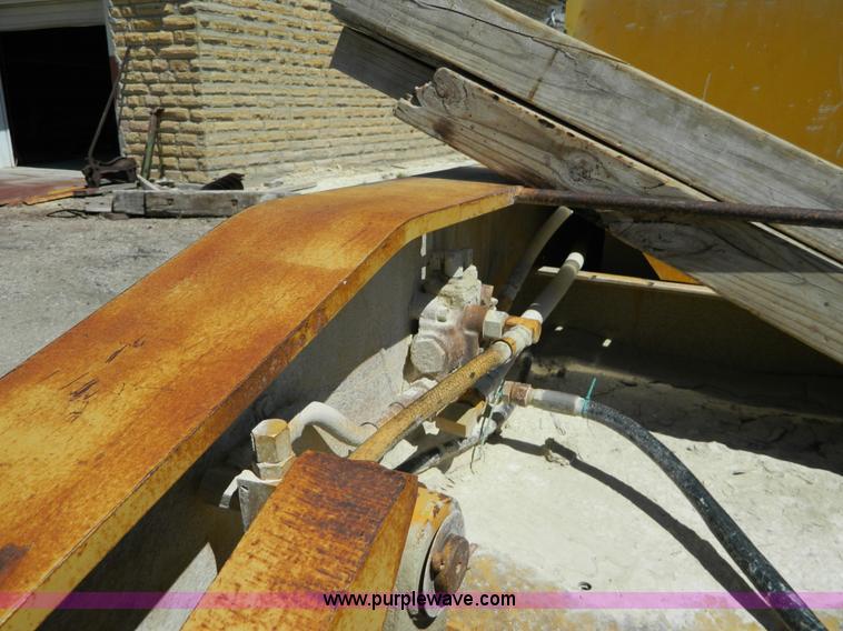 image for item H2451 1989 Hyster lowboy trailer