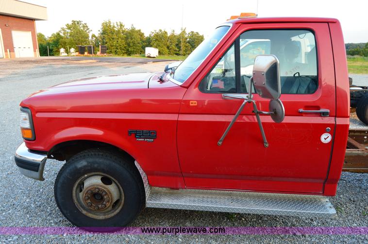 image for item H2923 1997 Ford F350 XL cab and chassis
