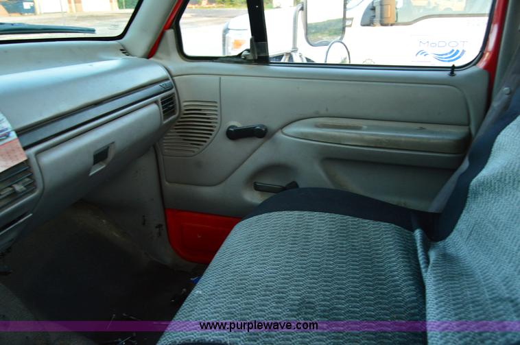 image for item H2923 1997 Ford F350 XL cab and chassis