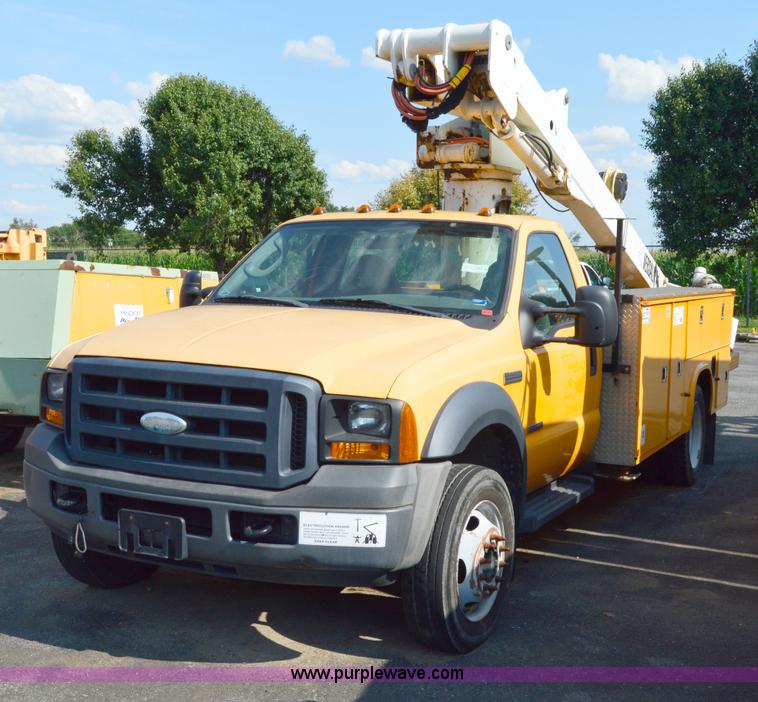 image for item H2928 2006 Ford F550 aerial bucket truck