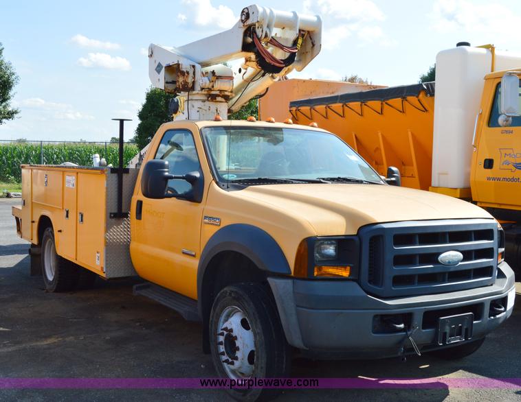 image for item H2928 2006 Ford F550 aerial bucket truck