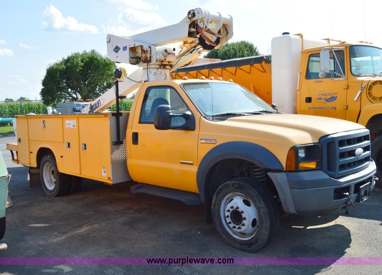 image for item H2928 2006 Ford F550 aerial bucket truck