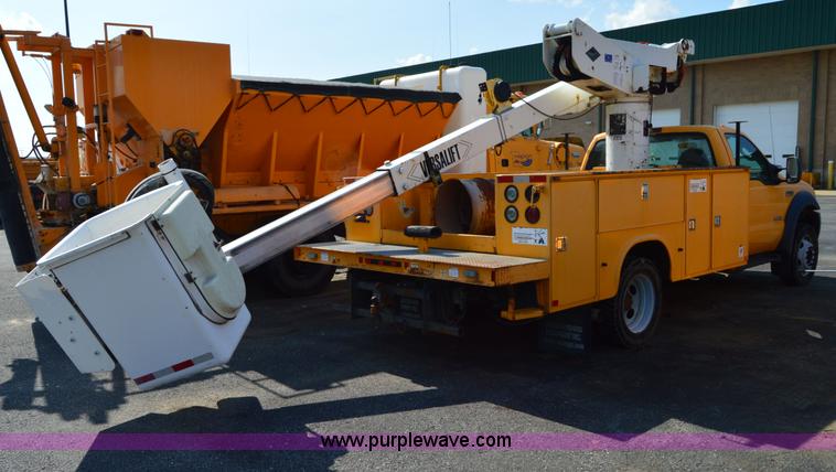 image for item H2928 2006 Ford F550 aerial bucket truck