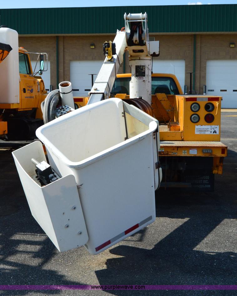 image for item H2928 2006 Ford F550 aerial bucket truck