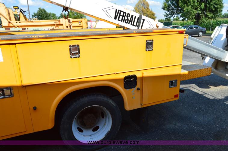 image for item H2928 2006 Ford F550 aerial bucket truck