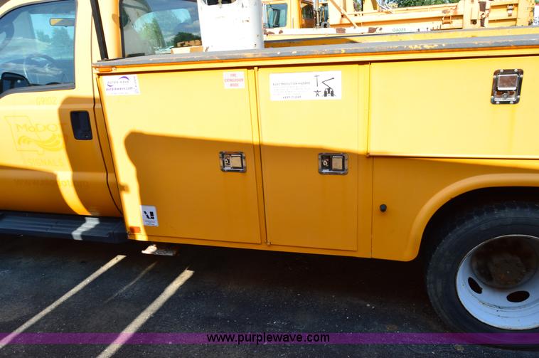 image for item H2928 2006 Ford F550 aerial bucket truck